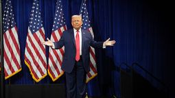 El presidente Donald Trump al llegar a la reunión con legisladores republicanos en Washington el 6 de enero del 2026. (AP foto/Evan Vucci)