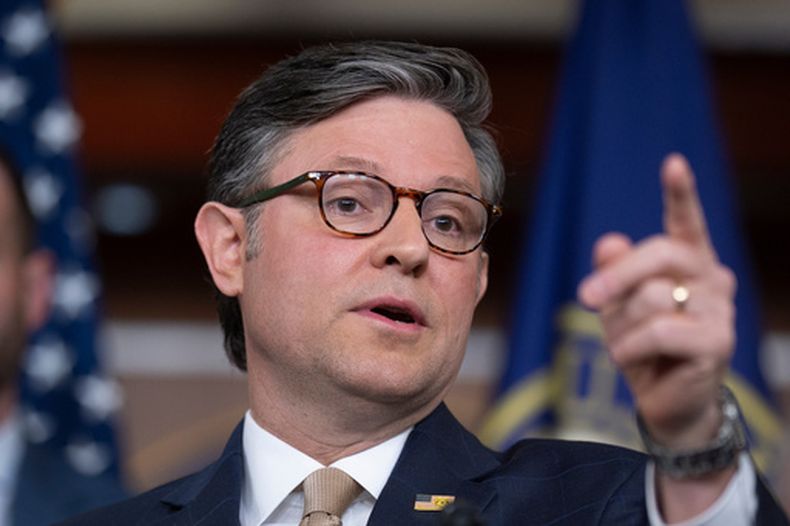 El presidente de la Cámara de Representantes, Mike Johnson, responde preguntas en una conferencia de prensa tras una reunión a puerta cerrada del Partido Republicano en el Capitolio, en Washington, el martes 21 de abril de 2026. (AP Foto/J. Scott Applewhite)