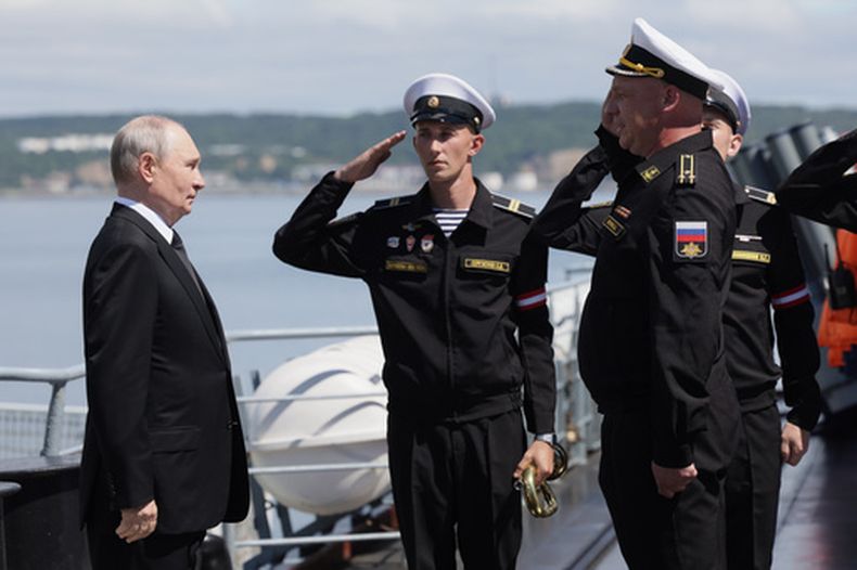 El presidente de Rusia, Vladímir Putin (izquierda), visita el crucero militar Varyag de la Flota del Pacífico, para observar unas maniobras militares cerca de Yuzhno-Sakhalinsk, en la isla de Sajalín, Rusia, el 12 de agosto de 2026. (Gavriil Grigorov, Sputnik, Kremlin Pool Foto vía AP)