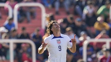 Cade Cowell de Estados Unidos celebra tras anotar el segundo gol de su equipo ante Nueva Zelanda por los octavos de final del Mundial Sub20 en el estadio Malvinas Argentinas de Mendoza, Argentina, martes 30 mayo, 2023. (AP Foto/Ricardo Mazalan)