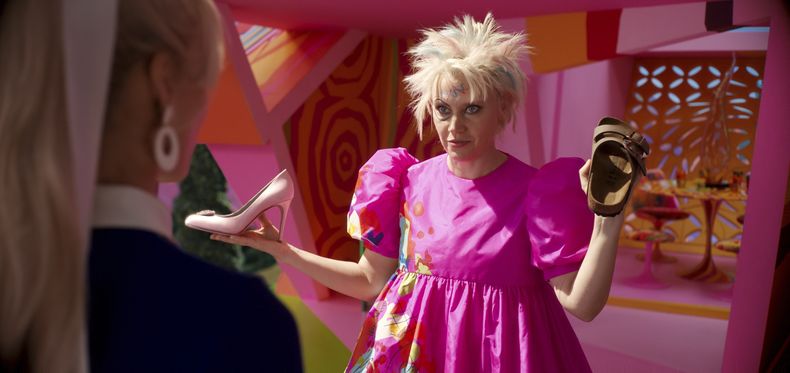 En esta imagen proporcionada por Warner Bros. Pictures Kate McKinnon en una escena de Barbie. (Warner Bros. Pictures vía AP)