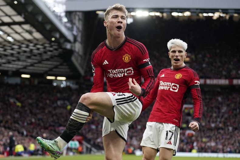 Rasmus Hojlund celebra junto a Alejandro Garnacho tras anotar el primer gol del Manchester United ante West Ham en el partido de la Liga Premier, el domingo 4 de febrero de 2024. (AP Foto/Dave Thompson)