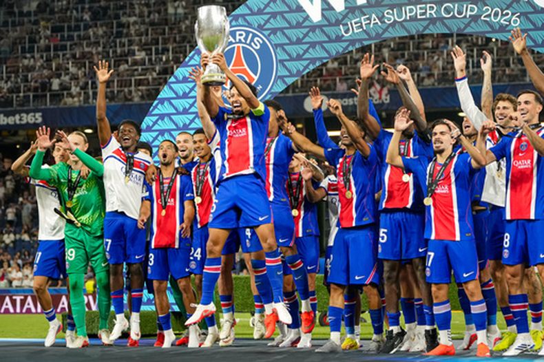 Marquinhos del Paris Saint-Germain levanta el trofeo durante las celebraciones tras ganar la Super Copa de la UEFA al vencer al Aston Villa el miércoles 12 de agosto del 2026. (AP Foto/Darko Bandic)