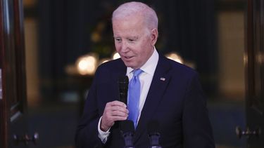 El presidente Joe Biden habla antes de una cena con mandos militares en el Cross Hall de la Casa Blanca en Washington, el miércoles 3 de mayo de 2023. (Foto AP/Susan Walsh)