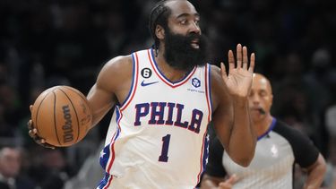 ARCHIVO - Foto del 9 de mayo del 2023, el base de los 76ers de Filadelfia James Harden avanza con el balón durante el juego 5 de las semifinales de la Conferencia Este ante los Celtics de Boston. (AP Foto/Charles Krupa, Archivo)