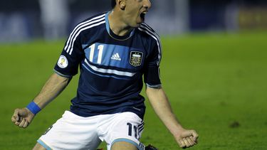 americateve | El jugador de la selecci&oacute;n de Argentina, Maxi Rodr&iacute;guez, festeja un gol contra Uruguay en las elimiantorias mundialistas el martes, 15 de octubre de 2013, en Montevideo. (AP Photo/Matilde Campodonico)