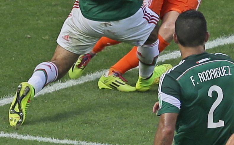 La foto del domingo 29 de junio de 2014 muestra la jugada en que se marc&oacute; un penal del mexicano Rafael M&aacute;rquez sobre el holand&eacute;s Arjen Robben, en un partido de octavos de final de la Copa del Mundo en Fortaleza, Brasil (AP Foto/Themba