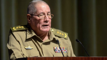 putin condecora al ministro de las fuerzas armadas del regimen cubano