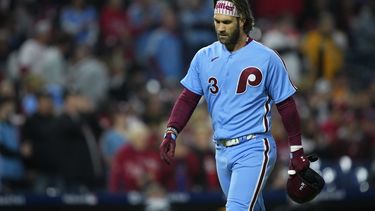 Bryce Harper, de los Filis de Filadelfia, se retira del campo después de que lo expulsaran en el tercer inning del partido contra los Piratas de Pittsburgh, en Filadelfia, el jueves 28 de septiembre de 2023. (AP Foto/Matt Rourke)