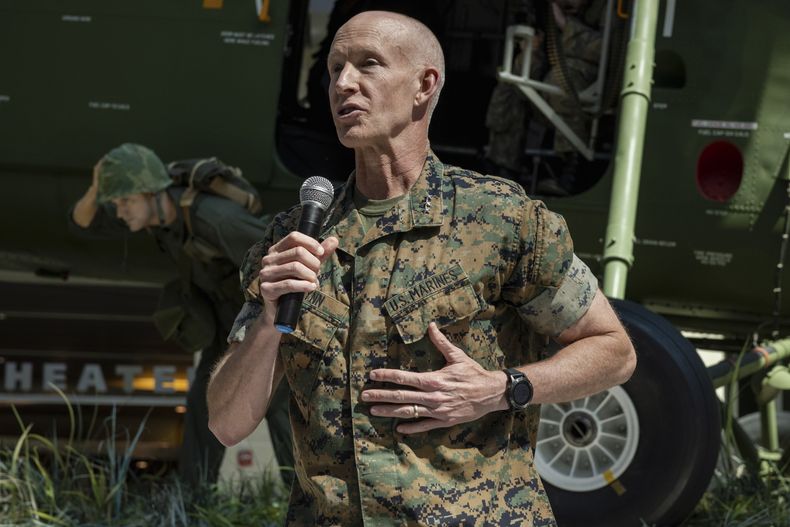 Esta imagen, proporcionada por la Infantería de Marina de EEUU, muestra al teniente coronel James Glynn hablando el 14 de julio de 2023 durante el cambio de mando del Regimiento Guerrero Herido, en el Museo Nacional de la Infantería de Marina en Triangle, Virginia. (Cabo Mitchell Johnson/Infantería de Marina vía AP)
