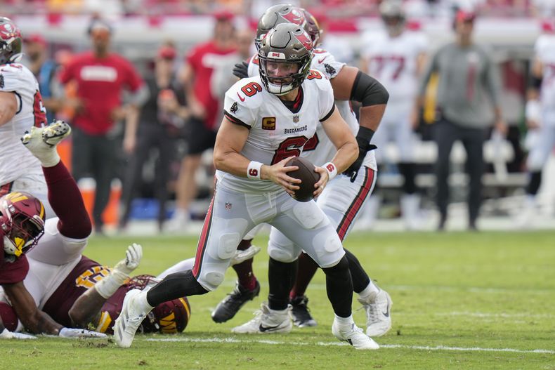El quarterback de los Buccaneers de Tampa Bay Baker Mayfield busca pasar el balón en el encuentro ante los Commanders de Washington el domingo 8 de septiembre de 2024. (AP Foto/Chris OMeara)