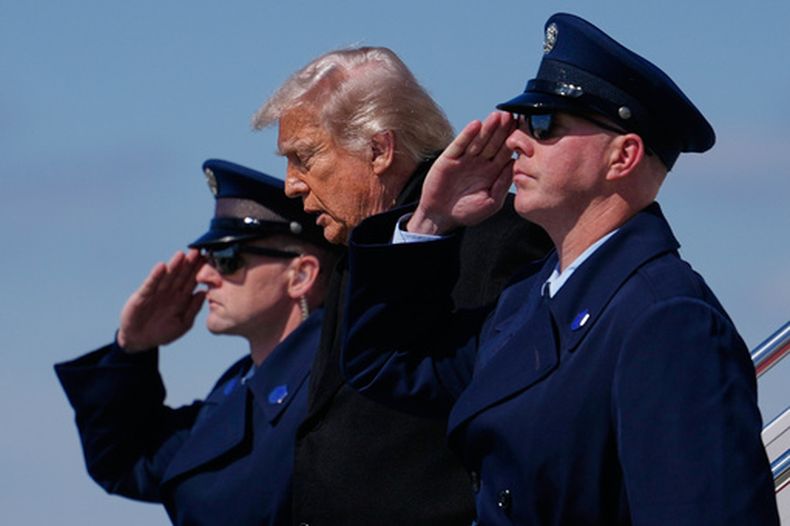 El presidente estadounidense Donald Trump llega en el Air Force One, el miércoles 18 de marzo de 2026, a la base de la Fuerza Aérea de Dover, Delaware, para asistir al regreso de los restos de los seis miembros de la tripulación de una aeronave de reabastecimiento de la Fuerza Aérea que murieron cuando su avión se estrelló en el oeste de Irak mientras apoyaba operaciones contra Irán. (AP Foto/Julia Demaree Nikhinson)