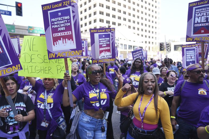 Trabajadores del condado de Los Ángeles protestan para exigir salarios más altos, el martes 29 de abril de 2025, en Los Ángeles. (AP Foto/Damian Dovarganes)