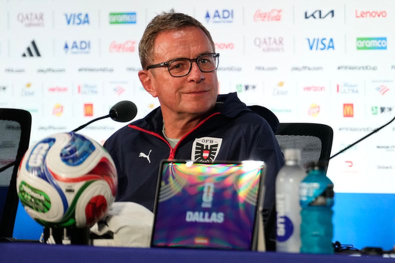 El técnico de Austria, el alemán Ralf Rangnick, sonríe durante la conferencia de prensa previa al partido contra Argentina por el Grupo J del Mundial el domingo 21 de junio, 2026, en Arlington, Texas. (AP Foto/Tony Gutierrez)