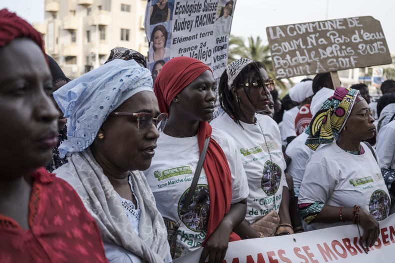 Mujeres senegalesas marchan por el vecindario de Medina, en Dakar, Senegal, durante la cuarta Marcha de las Mujeres por el Clima, el sábado 2 de noviembre de 2024. (Foto AP/Annika Hammerschlag)