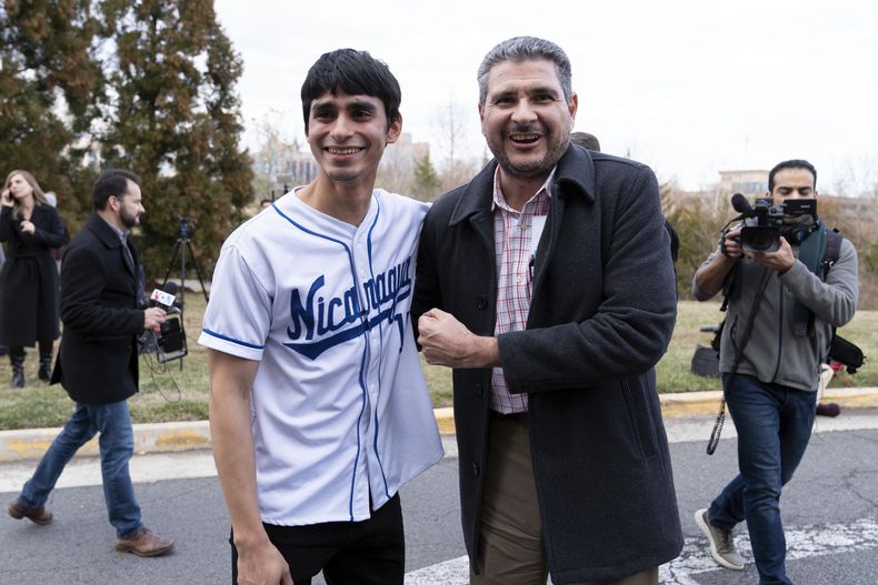 ARCHIVO - El líder opositor de Nicaragua, Juan Sebastián Chamorro, a la derecha, es recibido por su simpatizante Nahiroby Olivas luego de llegar desde Nicaragua al Aeropuerto Internacional Washington Dulles, en Chantilly, Virginia, el jueves 9 de febrero de 2023. Chamorro se encuentra entre los 14 exiliados políticos nicaragüenses que fueron despojadas de su nacionalidad por el gobierno del presidente Daniel Ortega y que recibió la ciudadanía española el jueves 11 de mayo de 2023. (Foto AP/JosÉ Luis Magaña, Archivo)