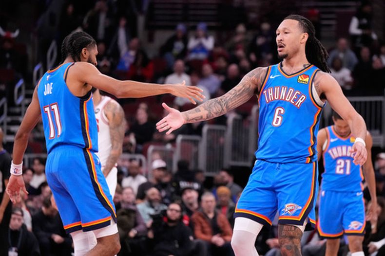 Jaylin Williams (derecha), del Thunder de Oklahoma City, celebra con Isaiah Joe, luego de atinar un triple en el partido del martes 3 de marzo de 2026, ante los Bulls de Chicago (AP Foto/Nam Y. Huh)