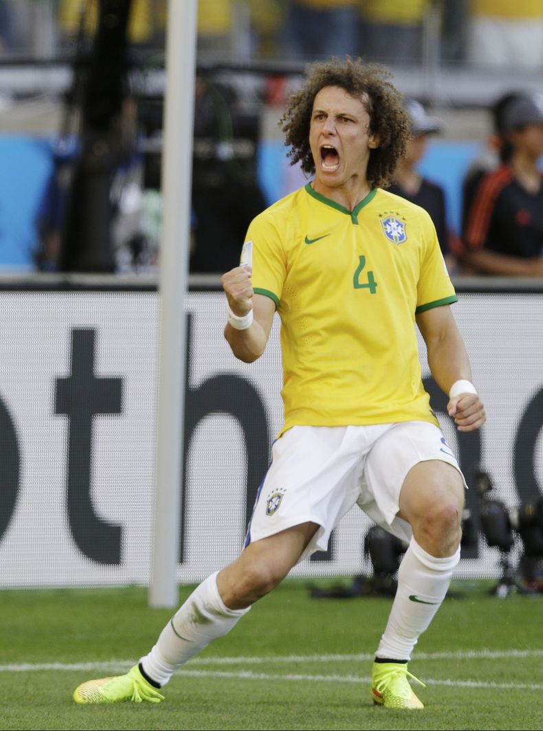 David Luiz, de Brasil, festeja su gol durante la serie de penales contra Chile, en los octavos de final de la Copa del Mundo, el s&aacute;bado 28 de junio de 2014, en Belo Horizonte (AP Foto/Ricardo Mazal&aacute;n)