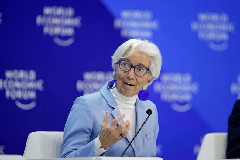 La presidenta del Banco Central Europeo, Christine Lagarde, habla en el Foro Económico Mundial en Davos, Suiza, 19 de enero de 2024. (AP Foto/Markus Schreiber)