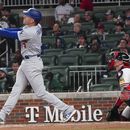 Freddie Freeman de los Dodgers de Los Ángeles conecta un jonrón de tres carreras en la quinta entrada mientras lo observa el cátcher Sean Murphy de los Bravos de Atlanta el lunes 22 de mayo del 2023. (AP Foto/John Bazemore)