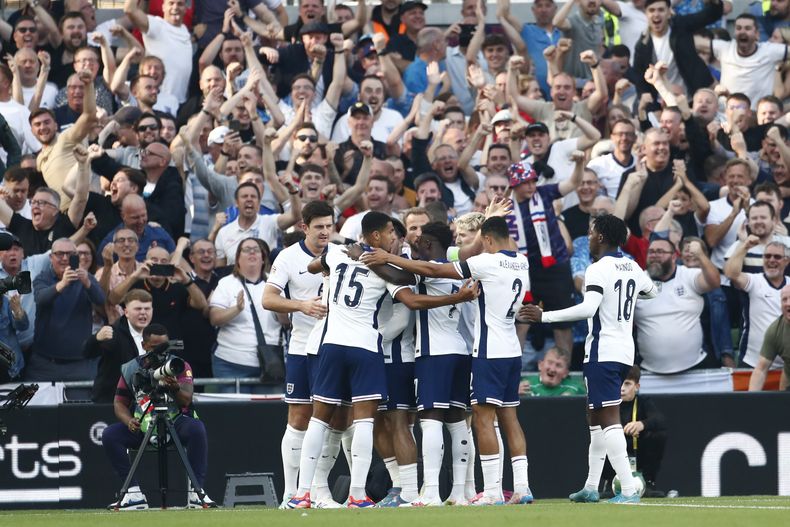 El inglés Declan Rice celebra con sus compañeros tras abrir el marcador en el encuentro de la Liga de Naciones ante Irlanda el sábado 7 de septiembre del 2024. (AP Foto/Peter Morrison)