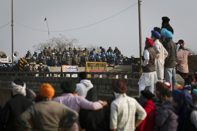 Agricultores en huelga protestan frente a una barricada policial cerca de la frontera que divide los estados norteños de Punjab y Haryana, a casi 200 kilómetros (125 millas) de Nueva Delhi, India, Friday, el 16 de febrero de 2024. (AP Foto/Altaf Qadri)