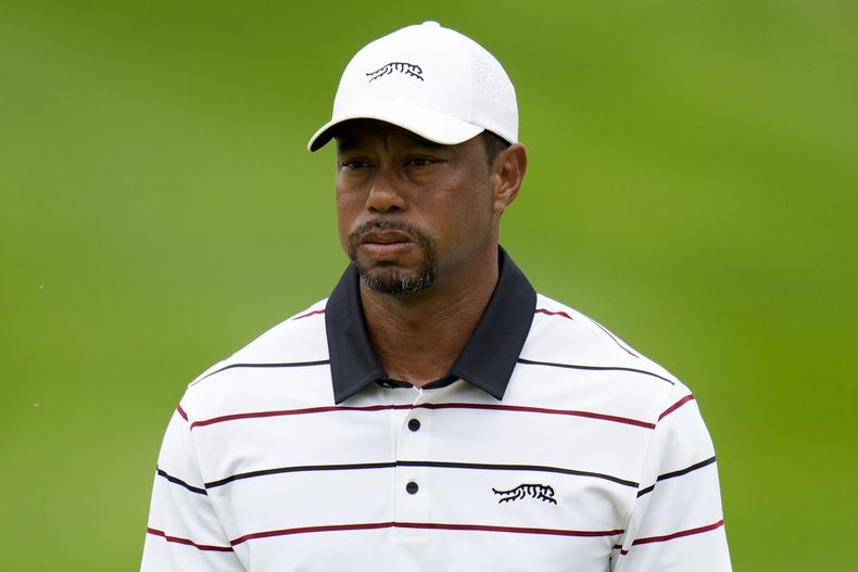 Tiger Woods se prepara para realizar un putt en el hoyo cinco durante la segunda ronda del torneo de golf PGA Championship, en el campo del Club Valhalla, el viernes 17 de mayo de 2024, en Louisville, Kentucky. (AP Foto/Jeff Roberson)