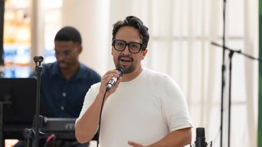 Lin-Manuel Miranda habla con los asistentes durante el evento de clausura del Fondo Flamboyán para las Artes en el Museo de Arte Contemporáneo de San Juan, Puerto Rico, el sábado 13 de septiembre de 2025. (Foto AP/Alejandro Granadillo)