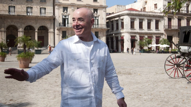 Fotografía de archivo fechada el 30 de octubre de 2015 que muestra al Secretario de Seguridad Nacional del gobierno de Joe Biden, Alejandro Mayorkas, en el centro histórico de La Habana (Cuba). (Roberto Morejón/EFE)