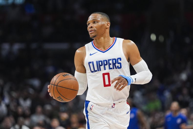 ARCHIVO - Russell Westbrook, base de los Clippers de Los Ángeles, conduce el balón en el partido del 7 de abril de 2024, ante los Cavaliers de Cleveland (AP Foto/Ryan Sun, archivo)