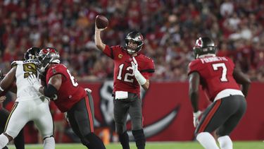 Brady le da un respiro a Bucs, líderes del Sur de la NFC