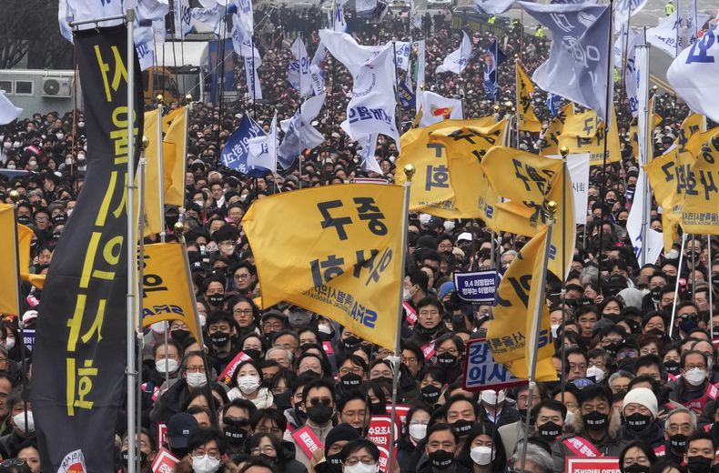 Doctores participan en una huelga contra la política médica del gobierno, en Seúl, Corea del Sur, el 3 de marzo de 2024. (AP Foto/Ahn Young-joon)