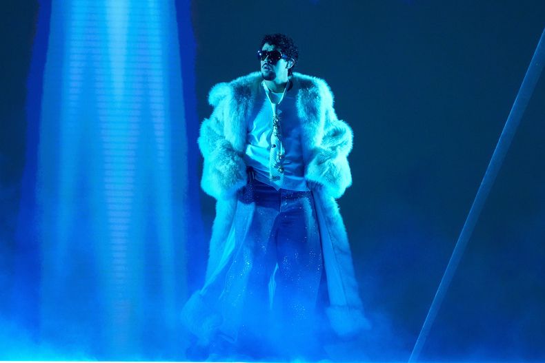 Bad Bunny se presenta durante los iHeartRadio Music Awards en Los Ángeles el 17 de marzo de 2025. (Foto AP/Chris Pizzello)