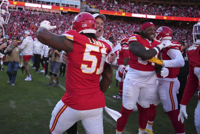 El defensive end Mike Danna (51) de los Chiefs de Kansas City celebra tras la victoria ante los Broncos de Denver, el 10 de enero de 2024, en Kansas City, Missouri. Los Chiefs ganaron 16-14. (AP Foto/Charlie Riedel)