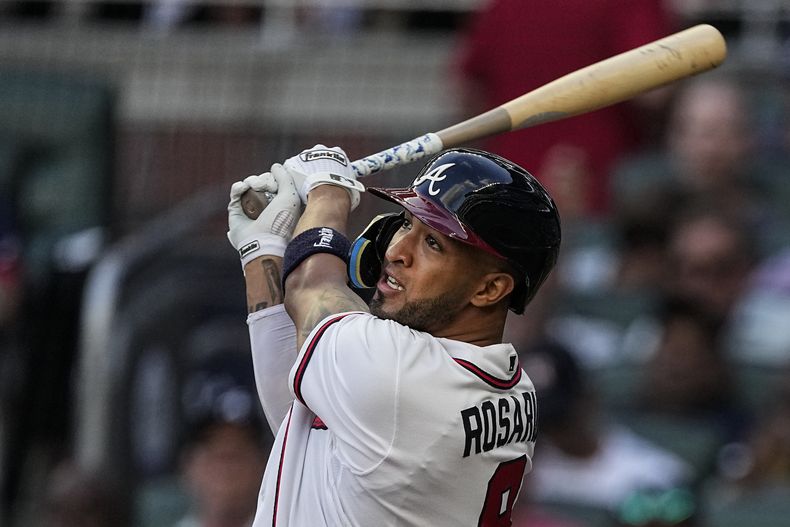ARCHIVO - Eddie Rosario, de los Bravos de Atlanta, observa un jonron de dos carreras en contra de los Yanquis de Nueva York durante la segunda entrada del juego de béisbol, el miércoles 16 de agosto de 2023, en Atlanta. El jardinero boricua y los Nacionales de Washington llegaron a un acuerdo de ligas menores dijo una persona con conocimiento del caso a The Associated Press el miércoles 6 de marzo de 2024. (AP Foto/John Bazemore, Archivo)