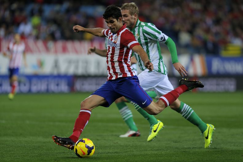 Diego Costa se apresta a anotar un gol en el partido de Atl&eacute;tico de Madrid con Betis el 27 de octubre del 2013 en Madrid. Diego Costa, nacido en Brasil, le dio la espalda a su pa&iacute;s de origen y decidi&oacute; representar a Espa&ntilde;a en la