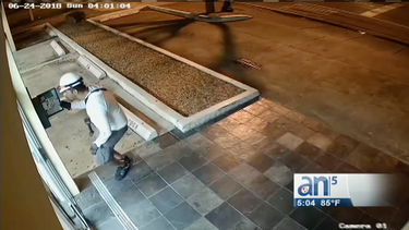 se hace pasar por operario y termina robandose un intercomunicador