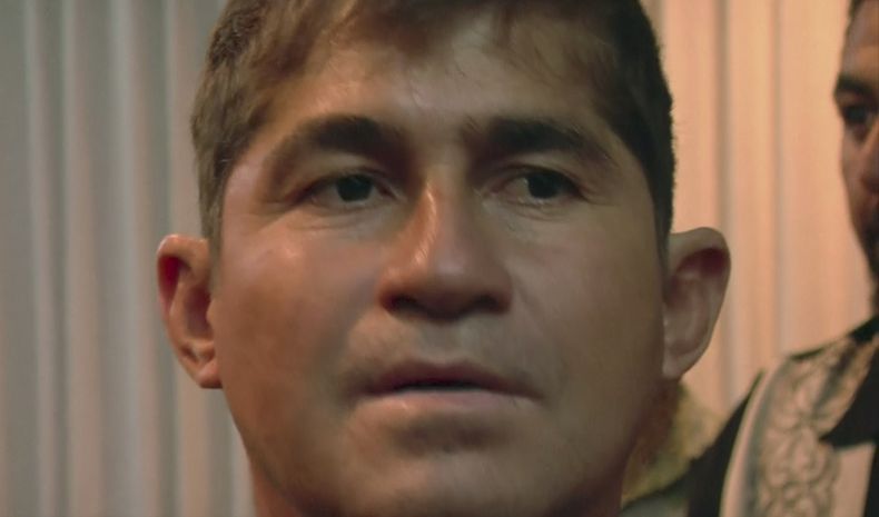 En esta imagen tomada de un video de The Associated Press, Jos&eacute; Salvador Alvarenga (izquierda), un salvadore&ntilde;o que dijo haber pasado m&aacute;s de 13 meses a la deriva en una lancha descubierta de un lado al otro del Oc&eacute;ano Pac&iacute