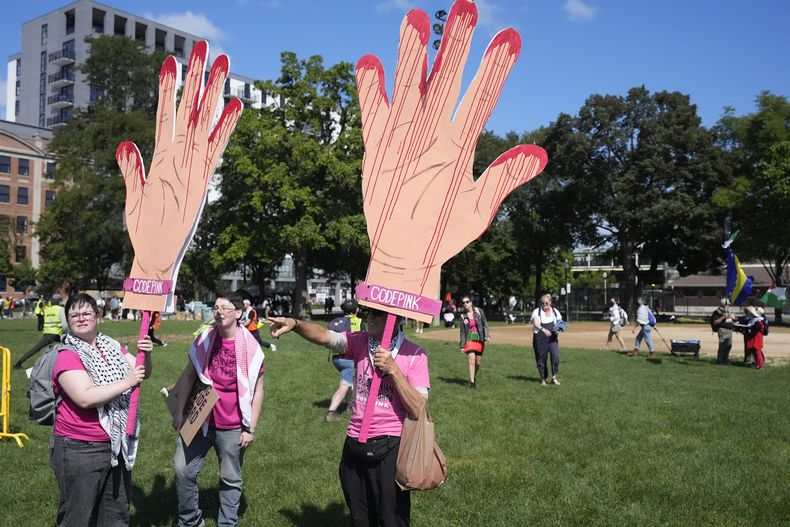 Manifestantes antes de una marcha hacia la Convención Nacional Demócrata, el lunes 19 de agosto de 2024, en Chicago. (AP Foto/Frank Franklin II)