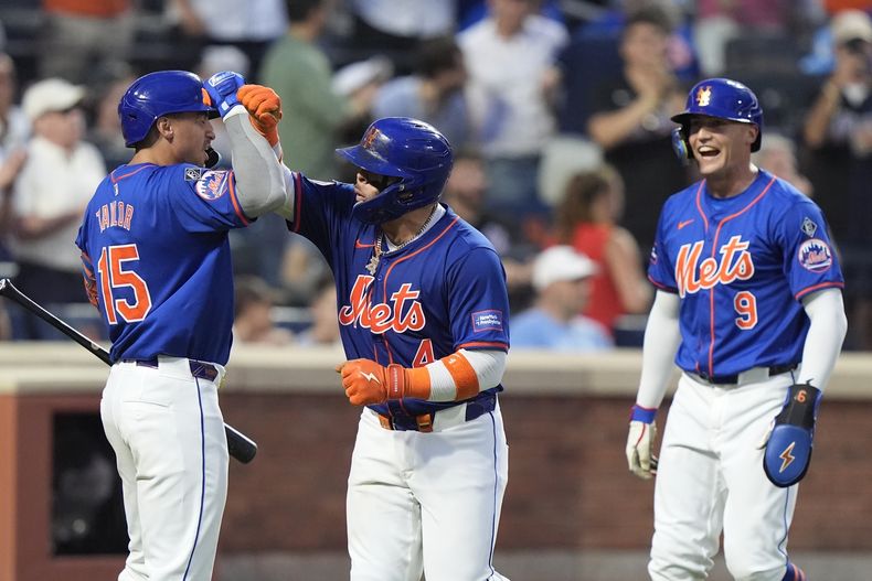 Francisco Álvarez, de los Mets de Nueva York, celebra con Tyrone Taylor, izquierda, y Brandon Nimmo, derecha, después de batear jonrón en contra de los Yankees de Nueva York durante la tercera entrada del juego de béisbol del miércoles 26 de junio de 2024, en Nueva York. (AP Foto/Frank Franklin II)