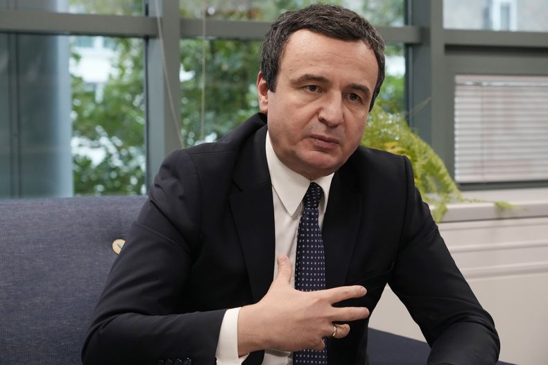 El primer ministro de Kosovo, Albin Kurti, habla con The Associated Press, el jueves 3 de octubre de 2024, en Varsovia, Polonia. (Foto AP/Czarek Sokolowski)
