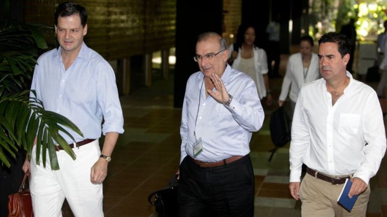 Dos cabos del Ejército y un agente de inteligencia fueron arrestados como parte de las investigaciones que realiza la Fiscalía por los casos del hackeo a Humberto de la Calle y Juan Manuel Santos