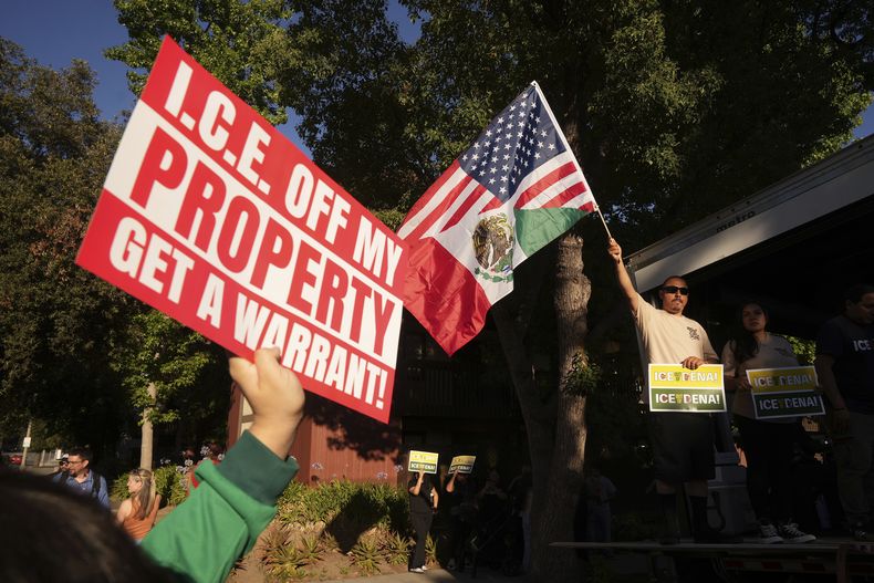Vigilia comunitaria el lunes 30 de junio de 2025 para solidarizarse con una familia de inmigrantes después de que agentes del ICE detuvieron a Rosalina Luna Vargas el sábado 28 de junio frente a sus hijos, en Pasadena, California (AP Foto/Damian Dovarganes)
