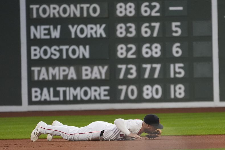 El tercera base de los Medias Rojas de Boston, Alex Bregman, reacciona después de fallar un batazo contra los Atléticos en la primera entrada de un juego de béisbol, el martes 16 de septiembre de 2025, en Boston. (AP Photo/Robert F. Bukaty)