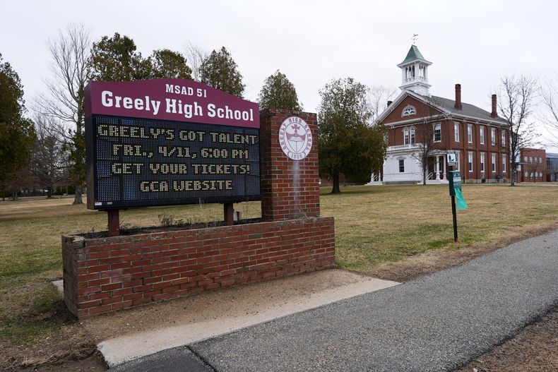 La escuela secundaria Greely, que se convirtió en el centro de atención nacional después de que un legislador estatal publicó sobre un estudiante-atleta transgénero, se ve el martes 8 de abril de 2025 en Cumberland, Maine. (AP Foto/Robert F. Bukaty)