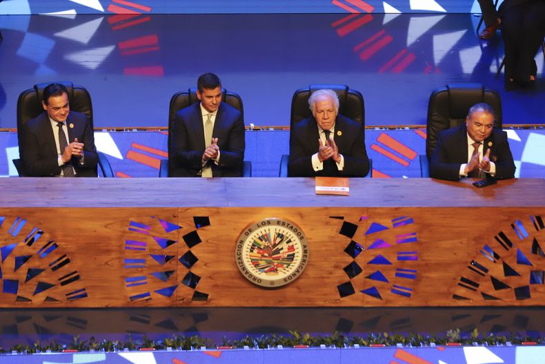 Funcionarios de la Organización de los Estados Americanos y políticos paraguayos participan en la ceremonia inaugural de la 54ta Asamblea General de la OEA el miércoles 26 de junio de 2024, en Asunción, Paraguay. De izquierda a derecha están el canciller paraguayo Rubén Ramírez; el presidente de Paraguay, Santiago Peña; el secretario general de la OEA, Luis Almagro, y el secretario general adjunto de la OEA, Néstor Méndez. El viernes 28 de junio de 2024 concluyó la Asamblea General. (AP Foto/Marta Escurra)