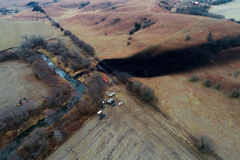 ARCHIVO - Esta foto tomada con un dron muestra la zona donde el oleoducto Keystone vertió petróleo en un arroyo en el condado Washington, Kansas, 9 de diciembre de 2022. (Zeitview vía AP, Archivo)