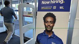 Un anuncio de vacantes es exhibido en una tienda minorista en Vernon Hills, Illinois, el sábado 7 de septiembre de 2024. (AP Foto/Nam Y. Huh)
