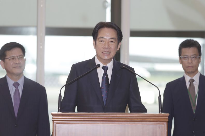 El vicepresidente de Taiwán, William Lai, habla antes de partir hacia Paraguay, en el Aeropuerto Internacional de Taoyuan, Taiwán, sábado 12 de agosto de 2023. (AP Foto/Chiang Ying-ying)