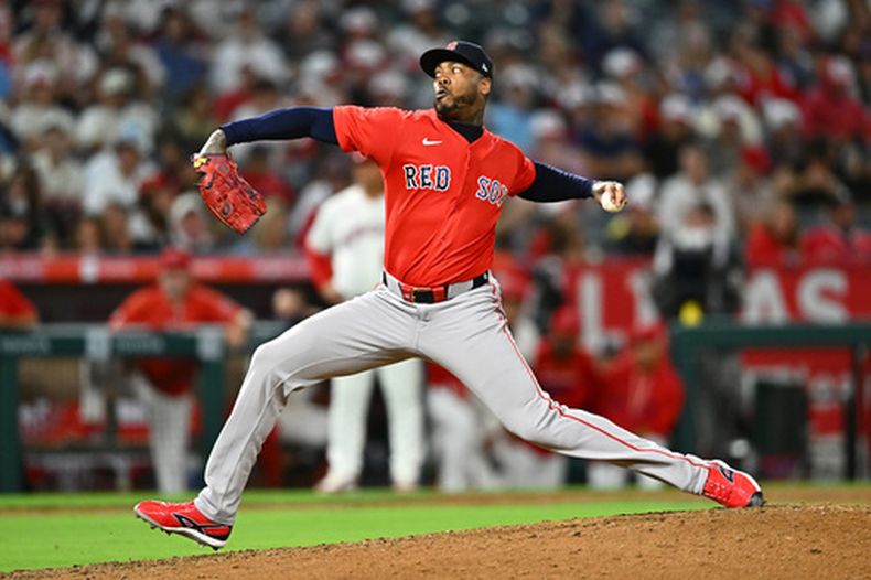 El lanzador de los Medias Rojas de Boston, Aroldis Chapman, realiza un lanzamiento durante la novena entrada de un partido de béisbol contra los Ángeles de Los Ángeles, el viernes 3 de julio de 2026, en Anaheim, California. (Foto AP/William Liang)